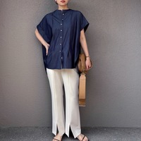 インディゴシャツ×白パンツ。オフィスでもなじむ涼し気パンツスタイル【40代の毎日コーデ】