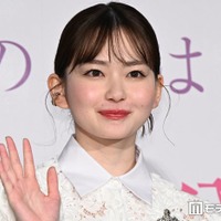 山田杏奈、膝上ワンピで美脚スラリ ドイツ街中ショットに「美しすぎて見惚れる」「まるで映画のワンシーン」と反響