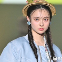 “顔面重要文化財”AKB48センター伊藤百花、ショーパン×透けニーハイコーデで美脚スラリ「絵になる美しさ」「スタイル良くて憧れる」と反響