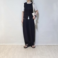 今買って秋まで着回せる【ユニクロ】ベスト。シンプルコーデをこなれて見せる着こなしのコツって？【40代の毎日コーデ】