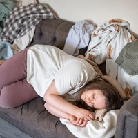 46歳、めまい、痛み、気分の落ち込み。でも生理が順調なら更年期じゃないよね…？ 5人の子を育てる53歳女性が、更年期だと気づくまでに4年かかった理由【100人の更年期・リバイバル】