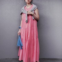 大人の「派手色ワンピ」は夏の特権。「コーラルピンク」の洗練着こなし【40代の毎日コーデ】