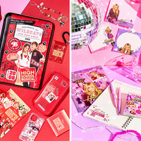 「シークレット・アイドル ハンナ・モンタナ」＆「ハイスクール・ミュージカル」20周年記念グッズ© Disney