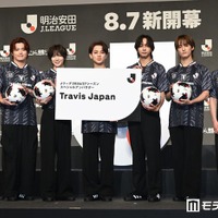 Travis Japan、JリーグSPアンバサダー就任「夢が叶った」“特大名刺パネル”＆公式試合球贈呈に全力歓喜