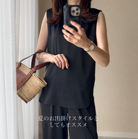 上品さと軽さを両立する「サテンタンクトップ」が要。大人感ある夏の黒コーデ【40代の毎日コーデ】