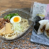 Lab Q監修 至高の一杯 冷製煮干し醤油らぁ麺、Lab Q監修 かつお香るコク旨チャーシューおむすび～爽快生姜煮入り～／提供画像