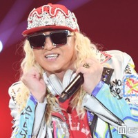 DJ KOO「65歳になりました」バースデーパーティーでの家族ショット公開「豪華で素敵なお祝い」「プレゼントもセンス抜群」の声