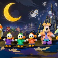「ぬいぐるみバッジ」各2,800円、「ぬいぐるみチャームセット」3,600円（C）Disney