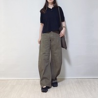 GU最強。今っぽいカーブシルエットがキレイな3Dバレルジーンズという新提案【40代の毎日コーデ】
