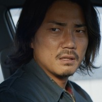『見えない娘 THE INVISIBLES』ただならぬ警戒心でタクシー運転手を見つめる学