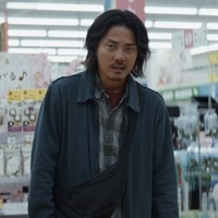 『見えない娘 THE INVISIBLES』前のレジが進まず、じわじわとシビれを切らす学