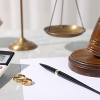 離婚を考えたとき気になる「弁護士費用」。30分相談するだけでいくら⁉…依頼したほうが「お得」な3つのケースとは