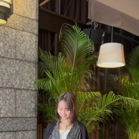 一枚でサマになる「ドット柄オールインワン」。涼しく映える夏のおでかけスタイル【40代の毎日コーデ】