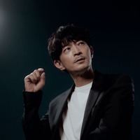 津田健次郎「モデルプレスカウントダウンマガジン vol.13」（東京ニュース通信社刊）写真：野間憲治