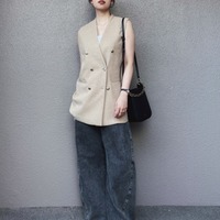 ダブルブレストジレで上半身がすっきり。×デニムで魅せるスマートカジュアル。【40代の毎日コーデ】