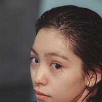 當真あみ、エディンバラのビーチでの先行カット解禁 東京・大阪での握手会イベントも決定【2nd写真集「My Tale」】