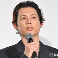 『白鳥とコウモリ』公開前夜祭舞台挨拶に登壇した松村北斗（C）モデルプレス