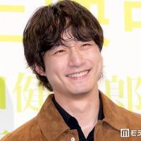 坂口健太郎、結婚発表翌日に公の場登場 祝福の言葉に笑顔で会釈【私はあなたを知らない、】