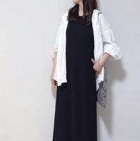 毎日着たくなる。【ノースリ黒ワンピ×白シャツ】モノトーンでまとめるすっきりシルエット【40代の毎日コーデ】