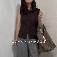 大人かわいい！ダークブラウンのノースリ＆グレーのワイドパンツで作るシックな着こなし【40代の毎日コーデ】