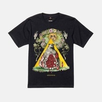 A24公認 ヒグチユウコ ホラーコレクション 『ミッドサマー』オリジナルTシャツ（バニラホワイト・ブラック）価格：9,900円（税込）