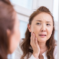 「シミ・シワ・たるみ」だけじゃない！ピリピリ痛む、ムズムズする…更年期に増える肌の違和感、原因は女性ホルモン？肌への影響を専門医が解説