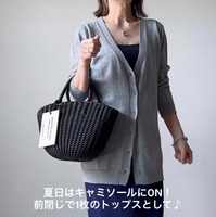 隠せて安心のミドル丈カーデをすっきりと着こなす。グレー×ネイビーで魅せる秋の縦長シルエット【40代の毎日コーデ】