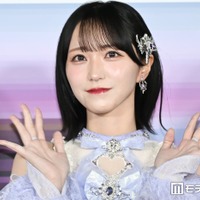 ＝LOVE野口衣織「白ドレス衣装とチェーンソー」美脚際立つMVオフショット公開「ギャップ萌え」「お人形さんみたい」と反響