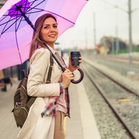 お育ちがバレる！「雨の日に」電車や公共の場でやっていたら「今すぐやめてほしい」こととは
