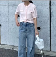 甘いピンクをデニムと合わせて大人仕様に。新鮮な色使いで遊ぶ華やかスタイル【40代の毎日コーデ】