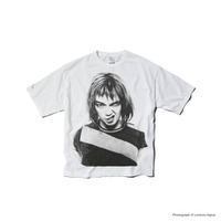 90年代に撮影されたBjorkのアーカイブフォトがTシャツに。Behind the Scenes(R)がLorenzo Agiusとコラボ