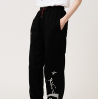 スパイラル・ヒル｜スウェットパンツ／¥7,900／©Disney