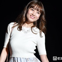 新婚の元AKB48メンバー、前撮りドレス姿公開 夫との密着ショットに「メガネつけてるギャップが可愛くて最高」「自然体の笑顔が素敵」と反響