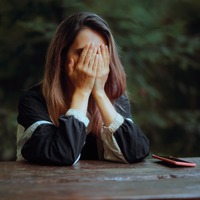酔って寝ていたら、上司が抱きついてきて…。「信頼していた人に襲われた」経験が私に残した大きな傷は