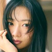 乃木坂46小津玲奈の撮り下ろしグラビア公開「6期生グラビア Nogizaka Colors」第5弾