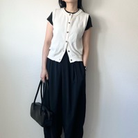 話題の【GU】バルーンパンツは履くだけで今っぽい。モノトーンでまとめて落ち着いた雰囲気に【40代の毎日コーデ】