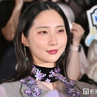 ファーストサマーウイカ、美脚輝くバブル衣装姿に反響「大人の色気がすごい」「似合いすぎてる」