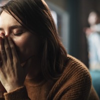 夫に殴られ全治2週間、子供にも手を上げられ…。それでも離婚できない50歳女性がハマっていった「現実逃避」とは
