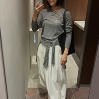 軽やかな【GU】シアートップスは今の季節にちょうどいい着心地。×ボリューム白パンツで魅せる美シルエットの着こなし【40代の毎日コーデ】