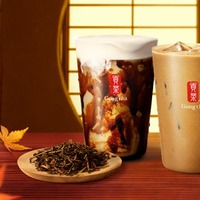 （左から）秋焙煎ほうじ茶 黒糖ミルクティー、秋焙煎ほうじ茶 ミルクティー（提供写真）