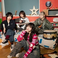 4ピースロックバンド・らそんぶる、新曲「恋じゃなくなっても」MV公開。楽曲の世界観を“花”で可視化