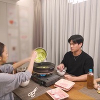 板野友美、夫・高橋奎二選手＆娘との家族団らん初公開 深夜2時まで美容に取り組む姿も【エイジレスボーイズ】