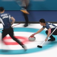 サッカー界も五輪に便乗！シティ選手が「カーリングごっこ」やる