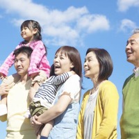 個人の所得に対してかかる所得税と住民税。住民税は地方自治体に納める税金で、この税額を決めるひとつとして、どのような親族がいるかで決まる扶養控除があります。扶養親族は年間所得38万円以下の人で、扶養控除は33万円から45万円、扶養親族の年齢によって細かく控除額が変わるので注意が必要です