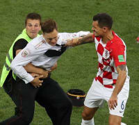 W杯決勝戦に乱入の人気バンド、ついに解放される