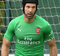 アーセナルGKチェフ、まさかの「むっちり」マッチョ化！？画像で見てみる