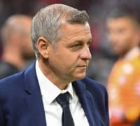 リヨン監督がファンを振り切り逃走…衝撃動画が話題に