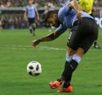 サッカーの才能ありすぎぃ！スアレスがやった「超絶ラボーナ」を見よ