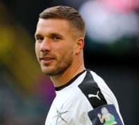相撲を堪能したポドルスキ、怪我で苦しんだあの力士にユニを渡していた