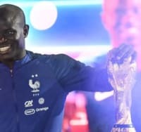 カンテ、愛されすぎ！フランス代表選手たちが胴上げ！ファンは大合唱
